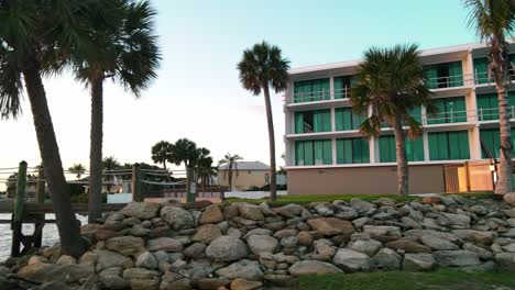 tomada de un avión no tripulado de un edificio de hotel en melbourne florida