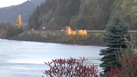 Straße-In-Der-Malerischen-Landschaft-Der-Columbia-River-Gorge-Am-Ruhigen-Nachmittag