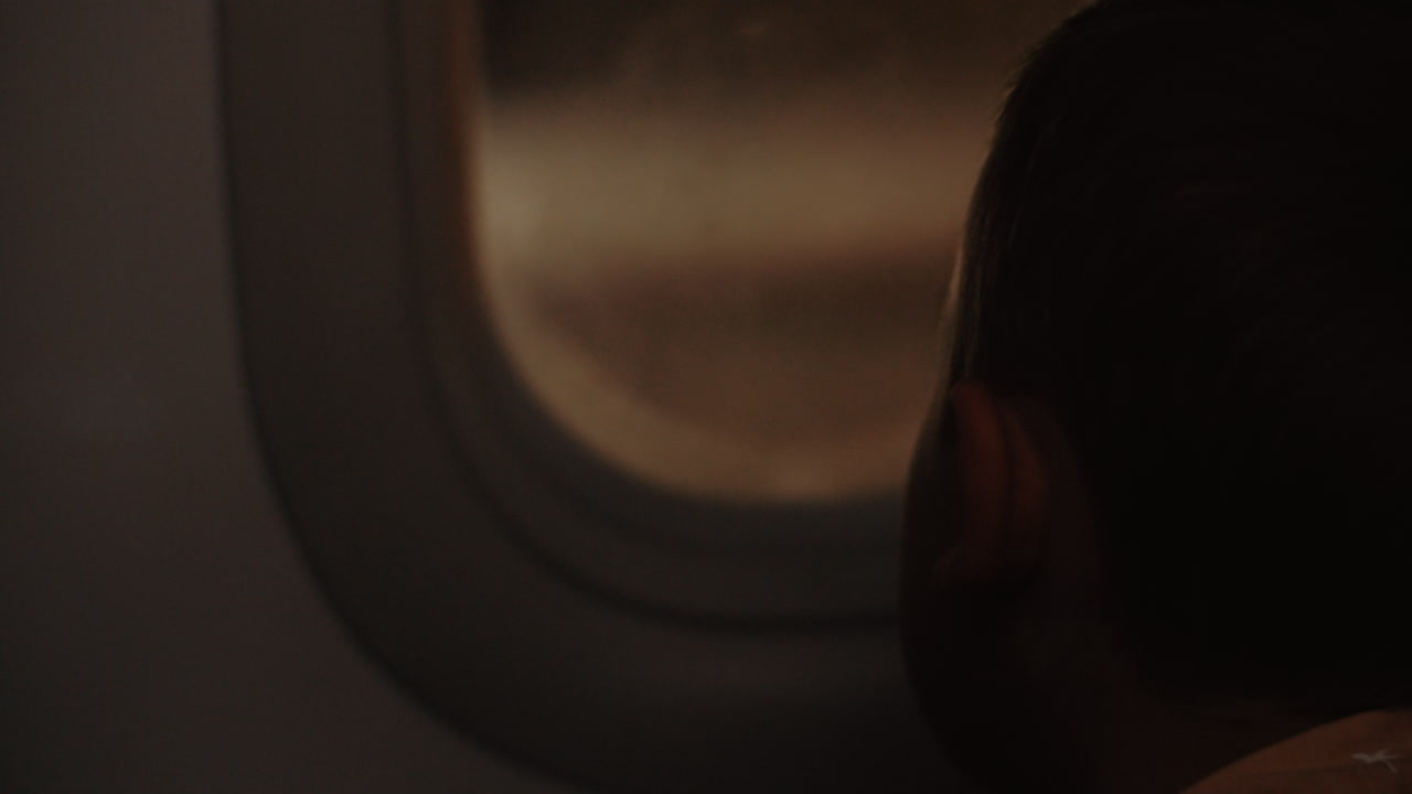 비행기에 탑승한 아이가 밤에 공항에 도착했습니다.