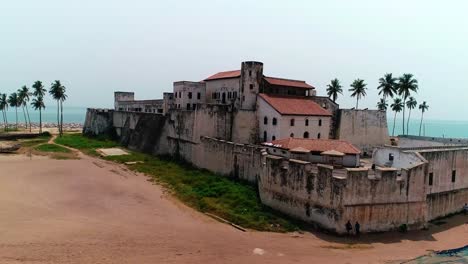 un drone de 4k de las imágenes del castillo de elmina