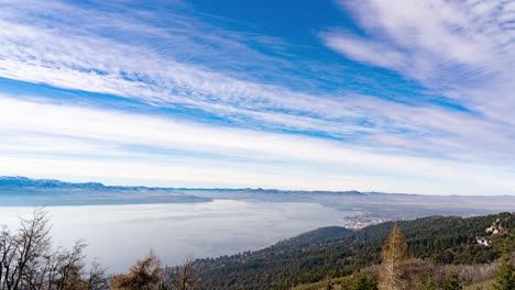 Tiro-De-ángulo-Alto-Sobre-La-Cordillera-Que-Rodea-Un-Lago-En-Bariloche,-Argentina-Con-Movimiento-De-Nubes-En-Timelapse