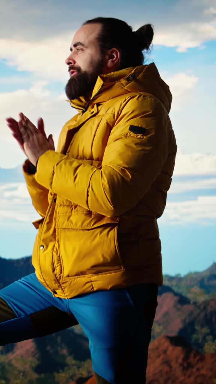 Homem Barbudo com Jaqueta Puffer Amarela em Mirante de Montanha