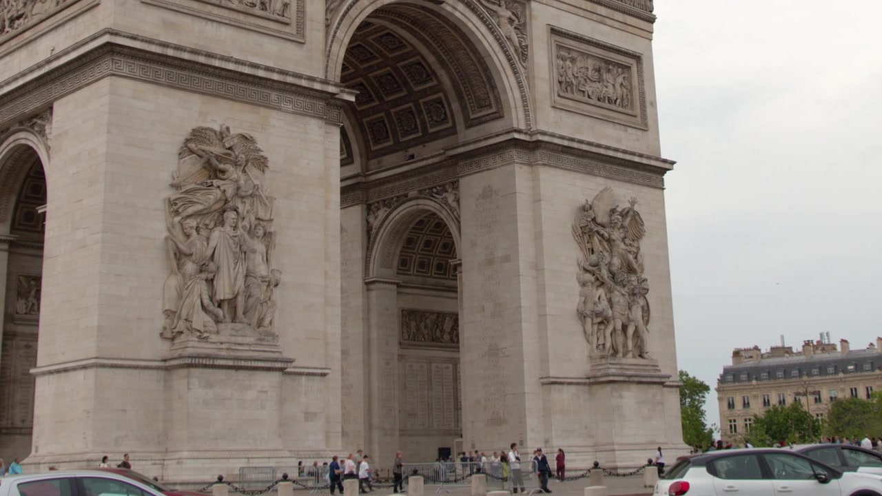 Ripresa panoramica dal basso dell'Arco di Trionfo sotto cieli coperti a Parigi