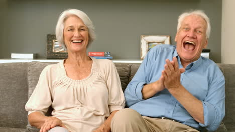 Elderly-couple-laughing-and-looking-to-the-camera