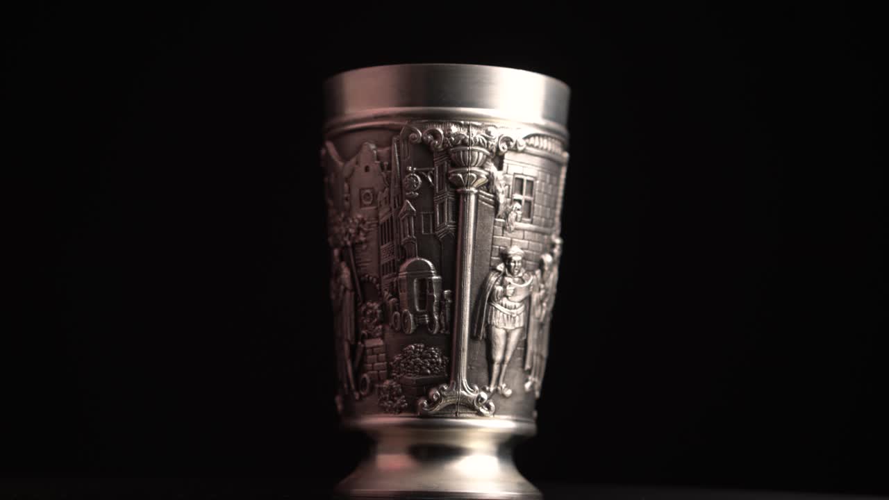 Primo piano, tazza in vetro di peltro vintage con dettagli medievali