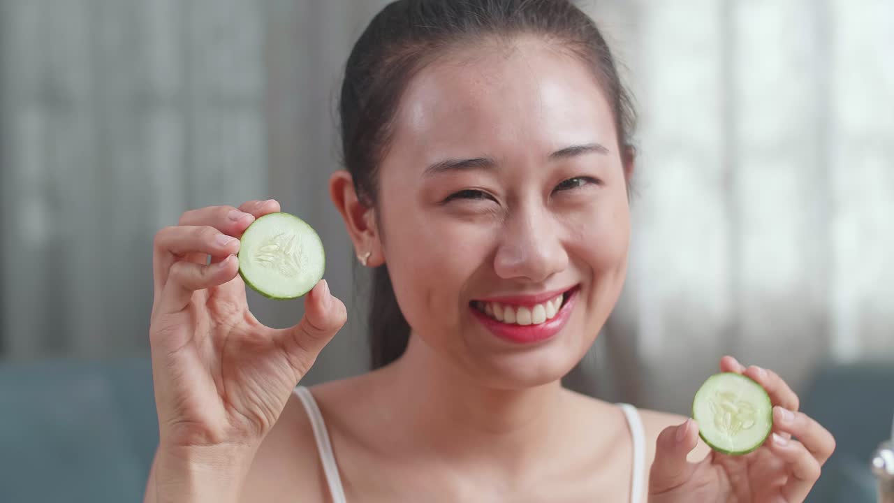 얼굴 치료 를 위해 호박 조각 을 사용하는 여자