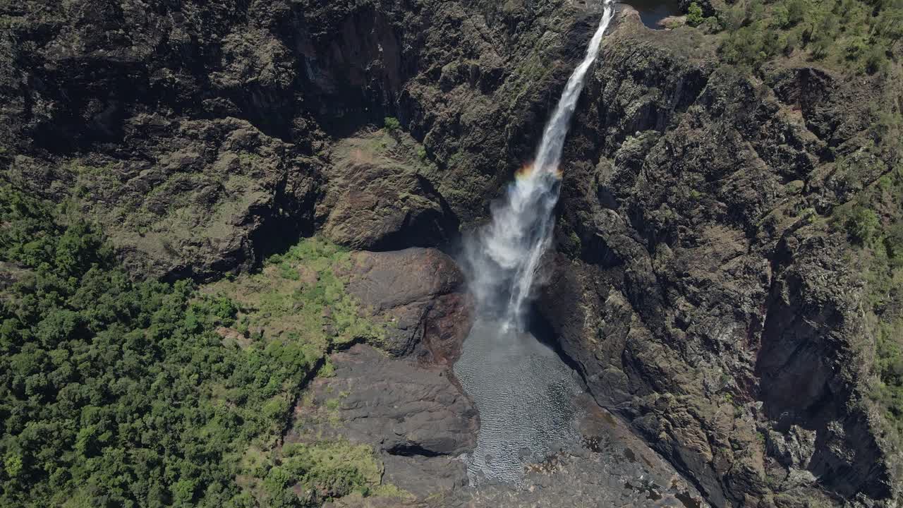 왈라만 폭포는 여름의 화창한 날 위에서 급경사면 위로 흐른다 - 기린건 국립공원, qld, 호주