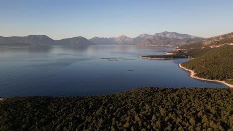 Tirón-Cinematográfico-En-La-Costa-Del-Clip-De-Drones-En-La-Hora-Dorada.