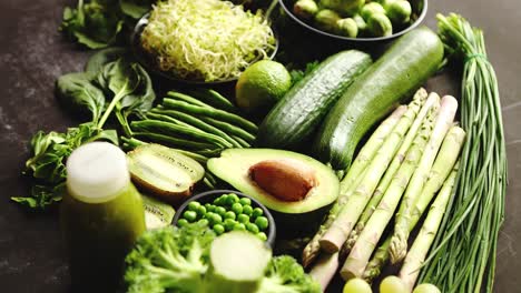 Grüne-Gesunde-Lebensmittelzusammensetzung-Mit-Avocado-Brokkoli-Apfel-Smoothie