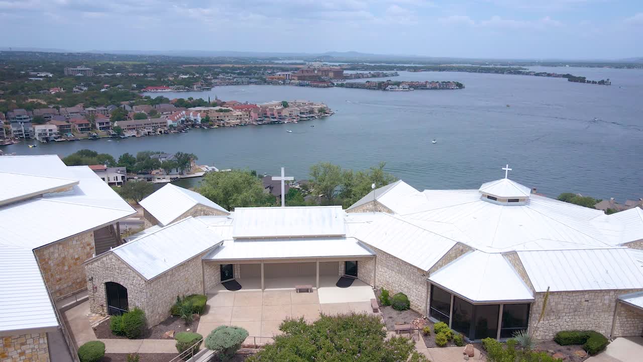 텍사스의 lbj 호수가 내려다보이는 아름다운 교회의 드론 영상