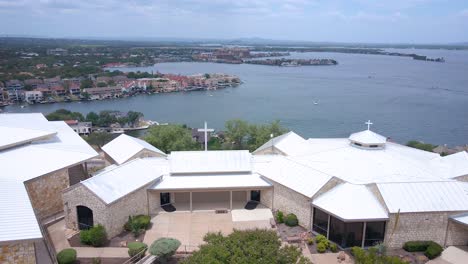 Drohnenaufnahmen-Einer-Wunderschönen-Kirche-Mit-Blick-Auf-Den-Lake-LBJ-In-Texas