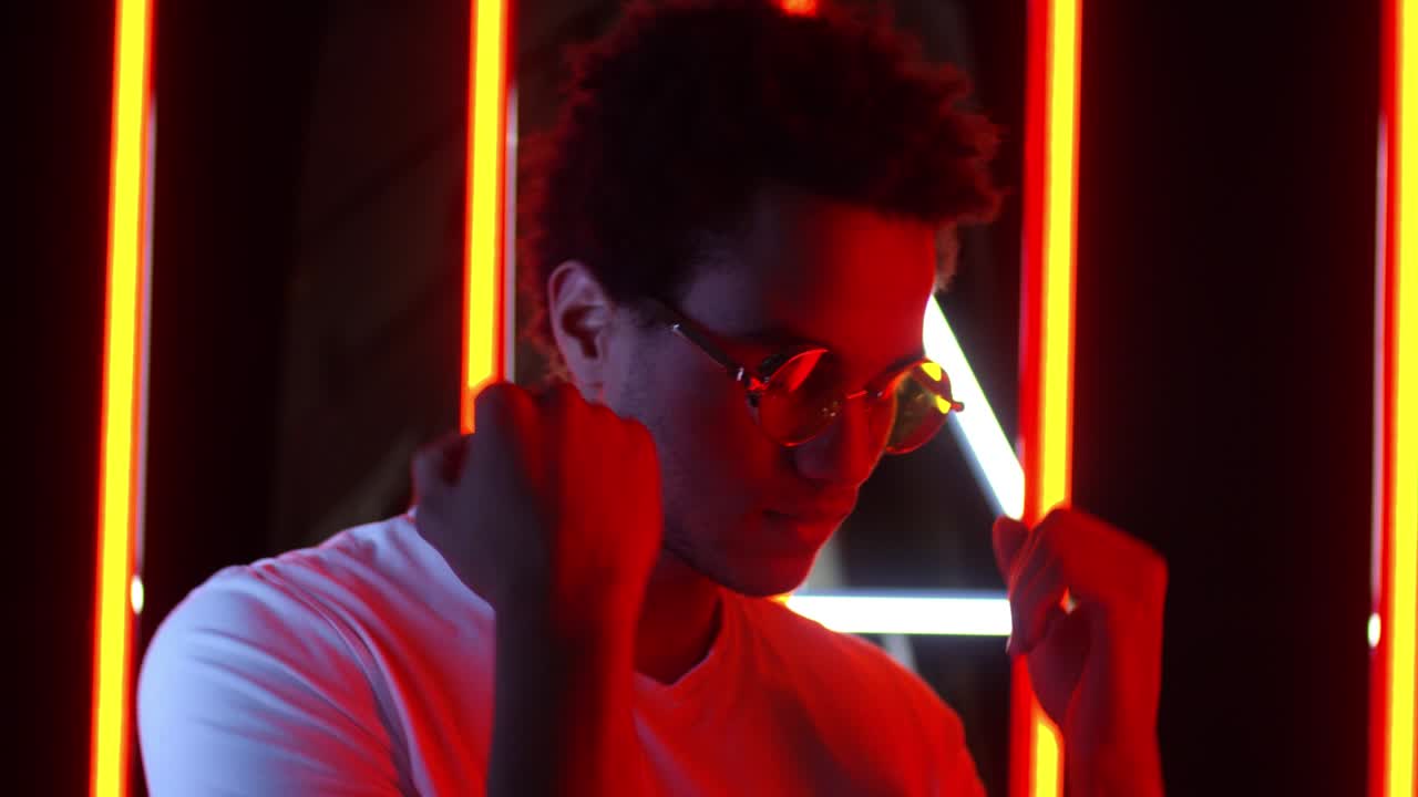 hombre hipster bailando en un club nocturno