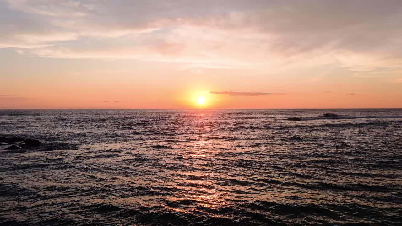 海に沈む美しい夕日