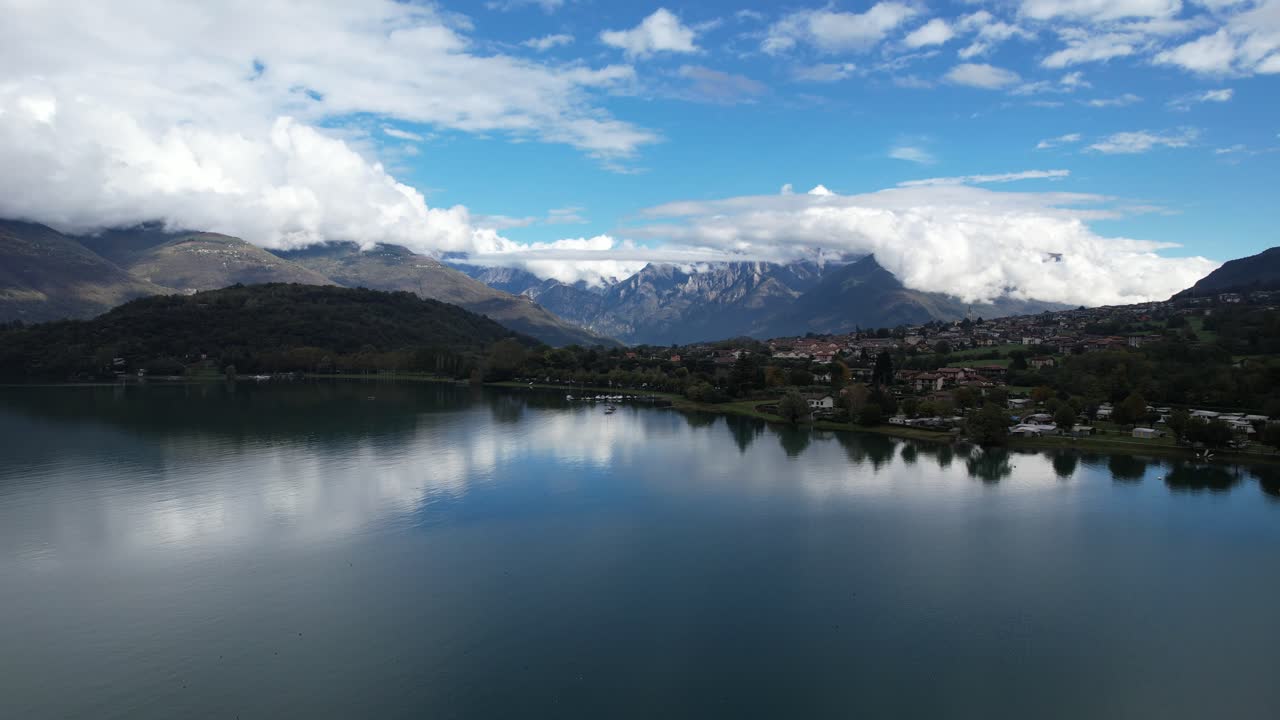volando sobre el lago como, con el canal de sasso en el fondo