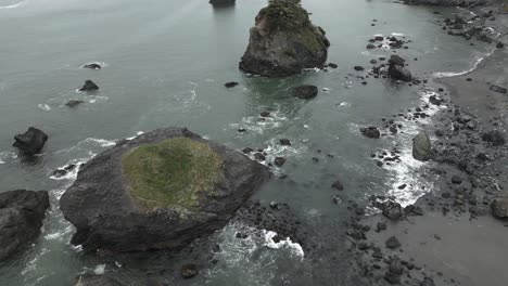 La-Escarpada-Y-Rocosa-Costa-De-La-Costa-De-Oregon,-EE.-UU.,-Capturada-En-Imágenes-Reveladoras-Que-Muestran-Su-Encanto-Natural-Donde-La-Tierra-Se-Encuentra-Con-El-Mar.