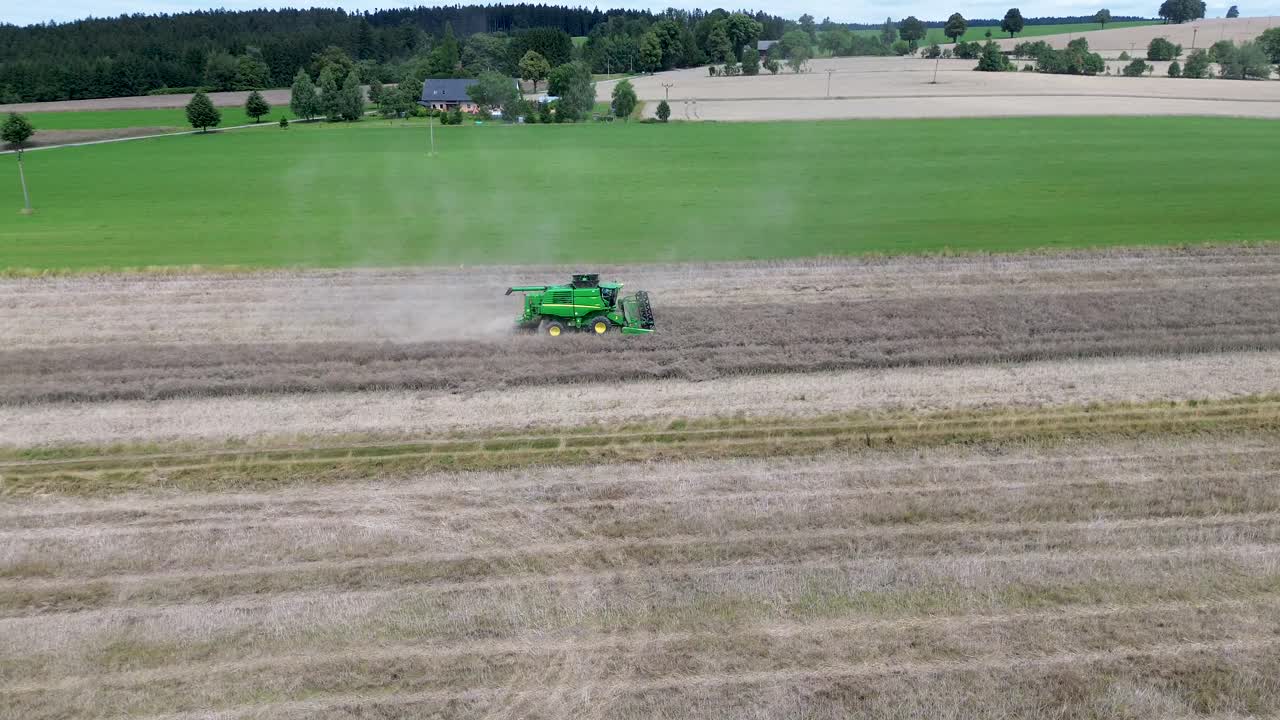 드론의 카메라가 수확기를  ⁇ 처하고 그 주위를 회전할 때 작동하는 효율적인 복합 수확의 모습