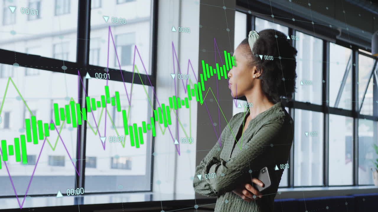 animación de procesamiento de datos financieros sobre mujer de negocios afroamericana mirando por la ventana