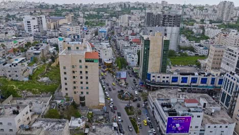 Stadt-Hebron-Mit-Fahrzeugen,-Die-Durch-Die-Straßen-In-Palästina-Fahren-–-Luftdrohnenaufnahme