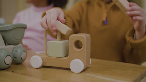 niño pequeño jugando con bloques de madera