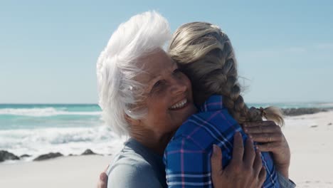 mujer y su madre disfrutando del tiempo libre en la playa juntos
