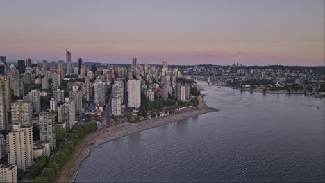 Vancouver-Bc-Canadá-Antena-V67-Drone-Sobrevuelo-Playa-De-La-Bahía-Inglesa-Capturando-El-Vecindario-Del-West-End-Y-El-Horizonte-Del-Paisaje-Urbano-Del-Centro-Contra-El-Hermoso-Cielo-Del-Atardecer---Filmado-Con-Mavic-3-Pro-Cine---Julio-De-2023