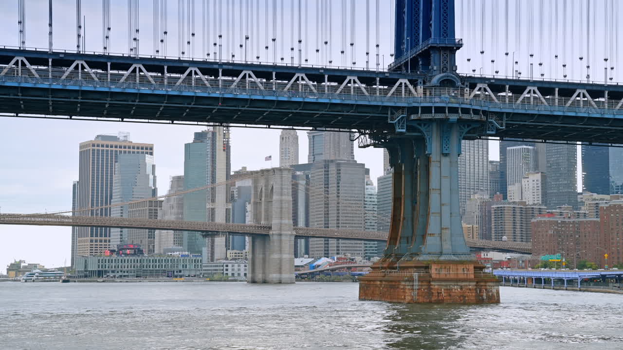 Ponte di Brooklyn e ponte di Manhattan con skyline di New York. Vista del ponte di Brooklyn e del ponte di Manhattan che attraversano l'East River con i grattacieli di New York