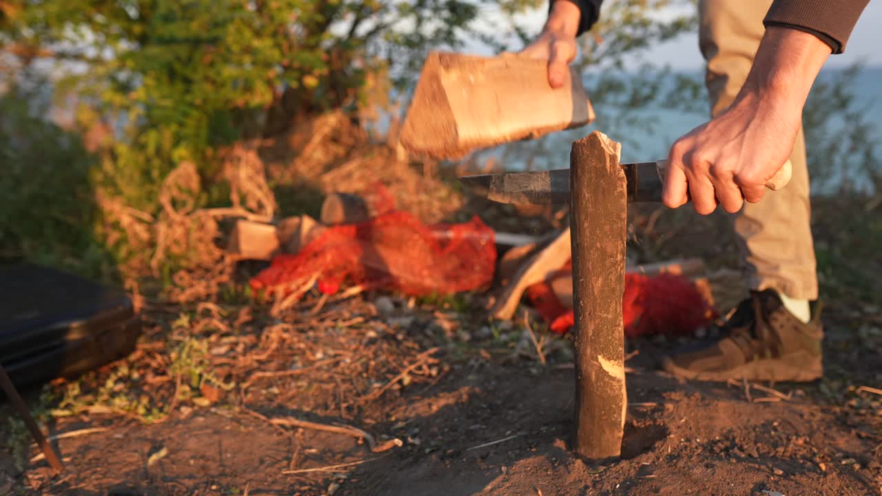 캠프 불 을 위해 연료 를 준비 하는 것
