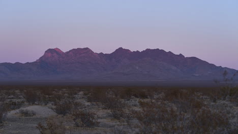 El-Resplandor-Rosa-En-Las-Montañas-Se-Desvanece-Rápidamente-Cuando-El-Sol-Se-Pone-En-El-Desierto-De-Mojave,-Lapso-De-Tiempo