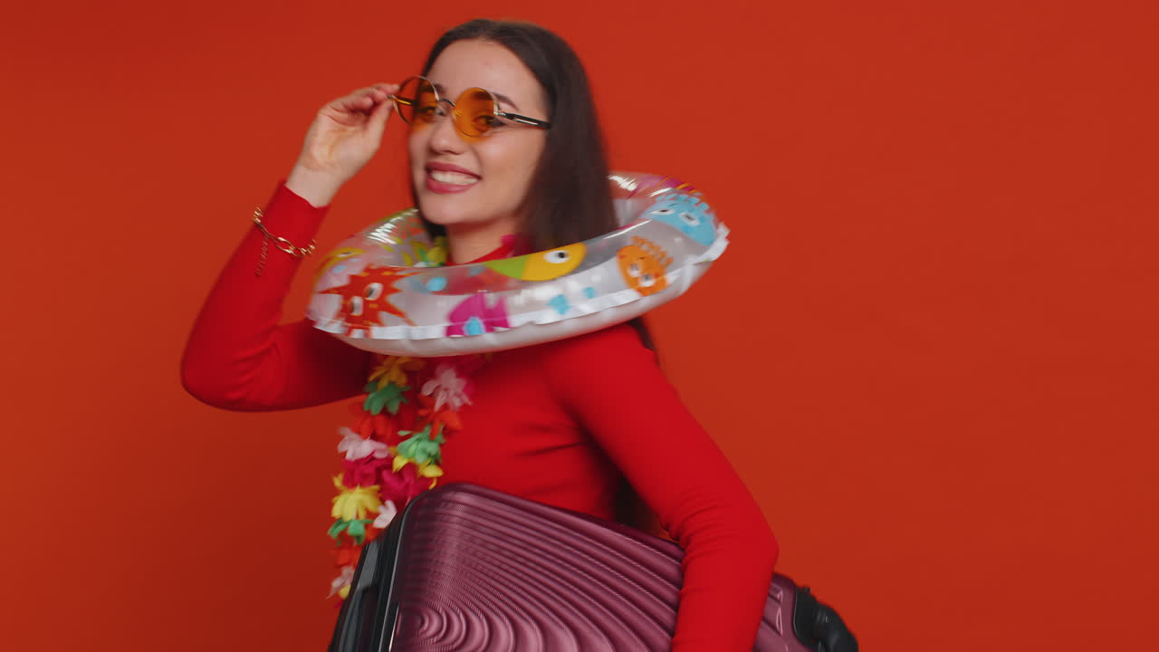 빨간 옷을 입은 여자가 여름 휴가를 위해 흥분하고 있습니다.