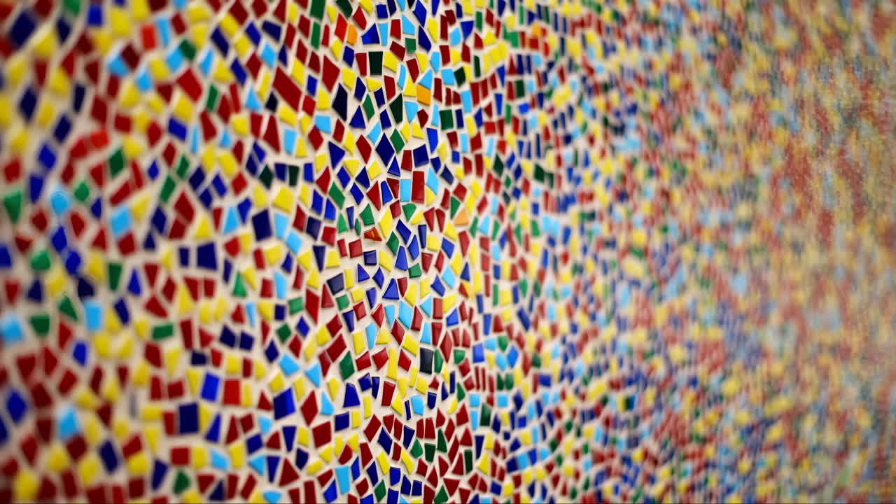 Close-up van een kleurrijke abstracte mozaïekmuur met levendige tegels