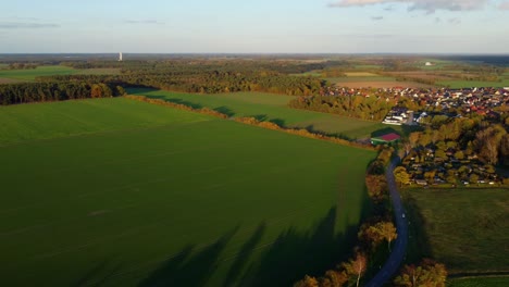 Vista-Del-Paisaje-En-Un-Pueblo-Y-Un-Campo-De-Aerogeneradores