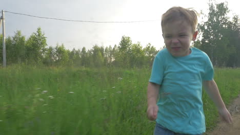 niño pequeño corriendo en el campo