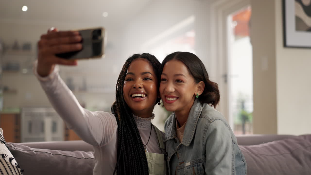 Due donne sorridenti che si scattano un selfie insieme