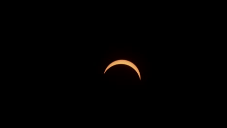 la delgada media luna se mueve más abajo en el cielo durante un eclipse solar