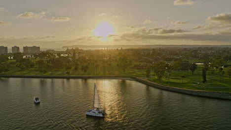 San-Diego-California-Antena-V100-Vuela-A-Lo-Largo-Del-Campo-De-Golf-Frente-A-La-Bahía-En-La-Ciudad-Turística-De-Coronado-A-La-Hora-Dorada-Del-Atardecer-Con-Un-Hermoso-Reflejo-De-La-Luz-Del-Sol-En-El-Agua-De-La-Bahía---Filmado-Con-Cine-Mavic-3---Septiembre-De-2022