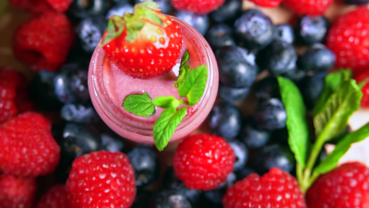 베리 회전: 신선한 베리, 블루베리 및 라즈베리, 베리 배경으로 딸기 우유 이크 한 잔.