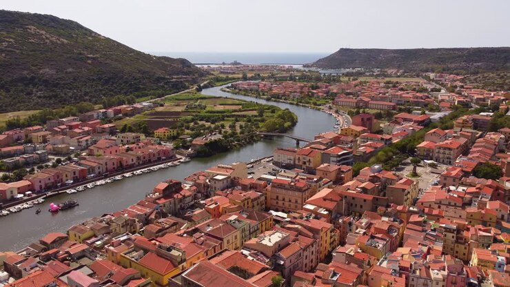 Tetti colorati delle case di Bosa con vista sul fiume Temo in Sardegna, ripresa aerea.