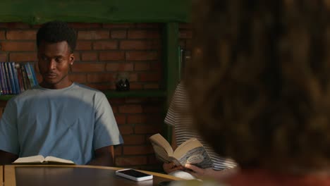 discusión en grupo en un entorno de biblioteca