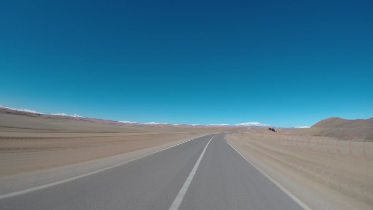 coche de cámara pov conduciendo en carretera de montaña movimiento de bucle sin costuras azul