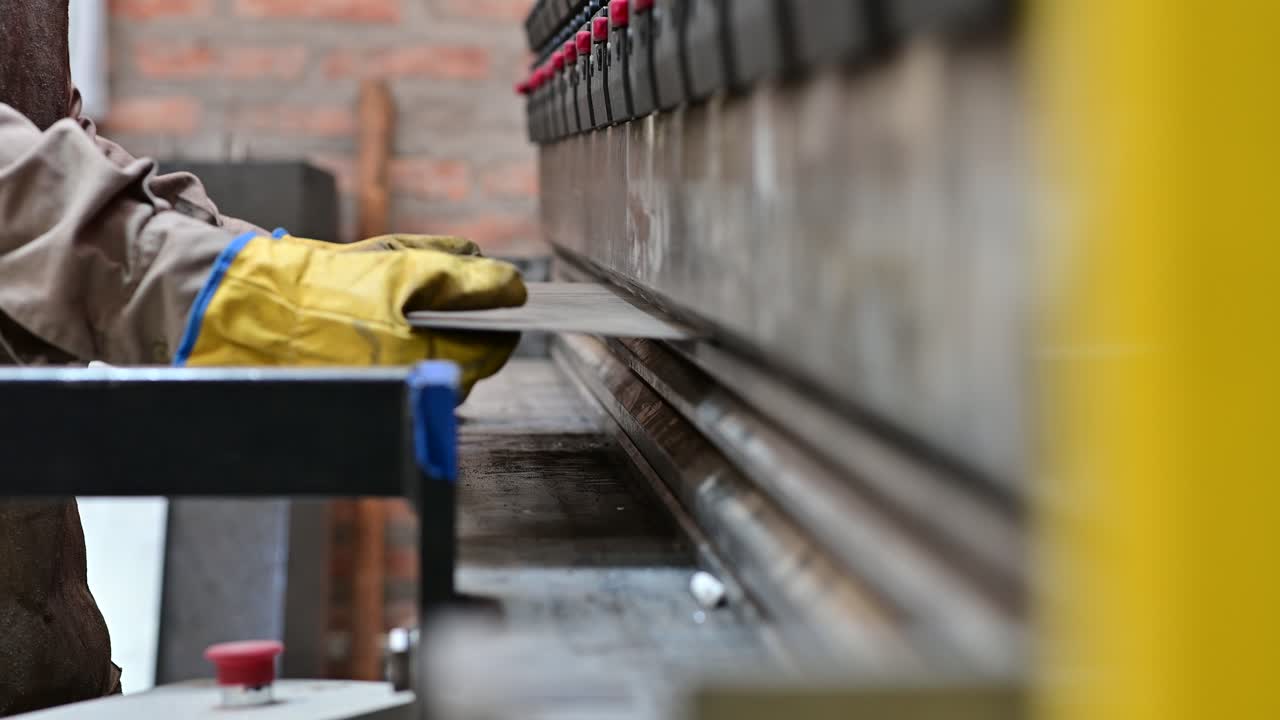 dobladora de metal trabajando en fabrica de tanques para calentadores solares de agua, en pocito, san juan argentina