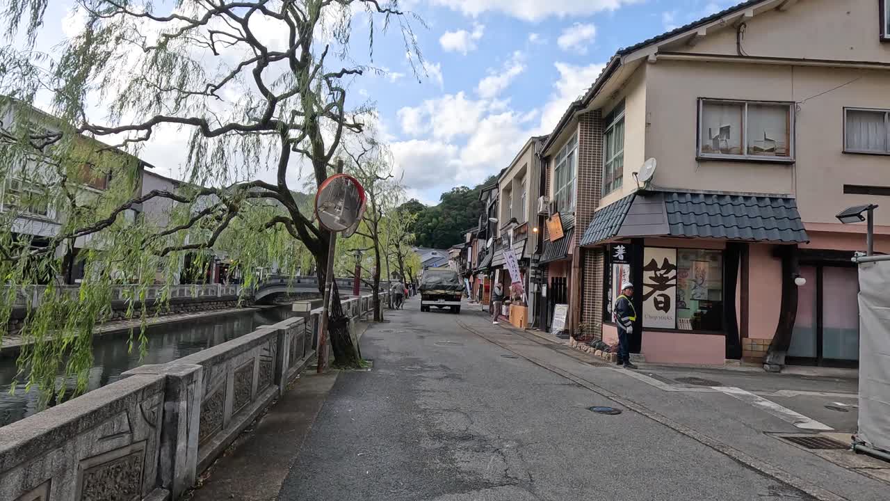 역사적인 시장 거리를 따라 는 보행자들.