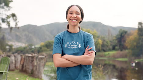 naturaleza, retrato de una mujer feliz con los brazos cruzados