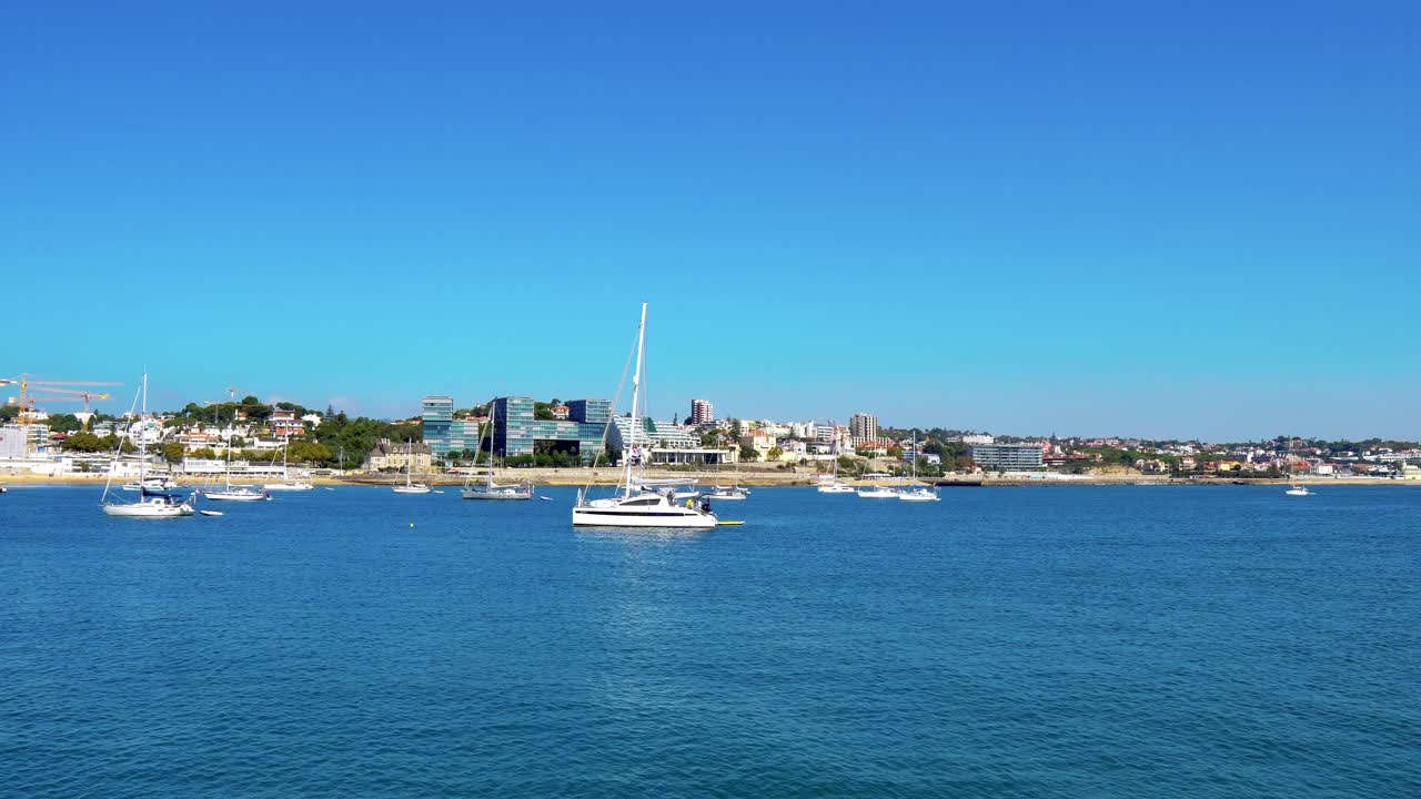 포르투갈, 카스카이스 현대적인 시내와 대서양에서 주차 된 보트