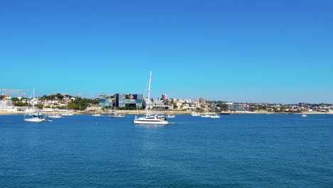 portugal, cascais centro moderno y barcos estacionados desde el océano atlántico