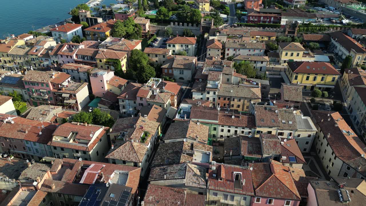 오후 에 이탈리아 의 시골 마을 의 지붕 을 내려다보는 드론 비행기