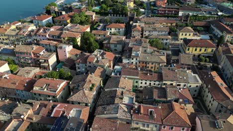 drone flyover mirando hacia abajo en los techos de la ciudad italiana rústica por la tarde