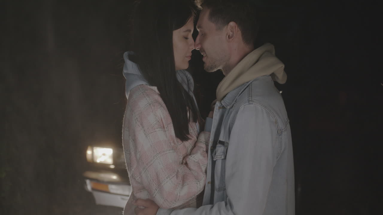 밤에 키스하는 커플