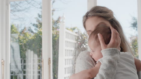 Madre-Sosteniendo-Al-Bebé-Calmando-A-Su-Hijo-Recién-Nacido-Mamá-Calmando-Suavemente-Al-Bebé-Disfrutando-De-La-Maternidad-En-Casa-4k