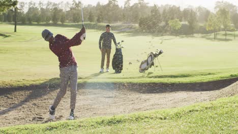 video de varios amigos varones jugando al golf en el campo de golf