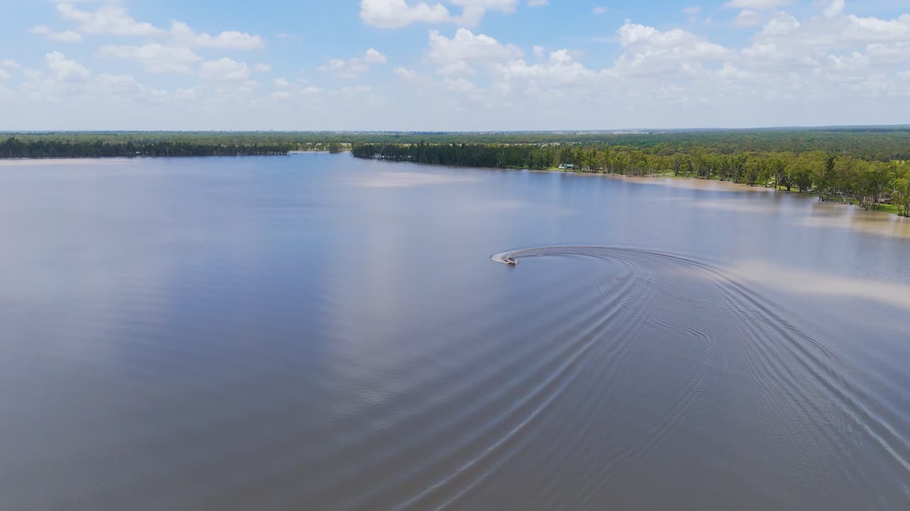 보트 서클은 호수에서 파도와 재미를 만니다.